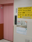 エレベーター前
